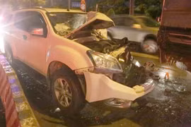 Ôtô 7 chỗ tông nhiều xe chờ đèn đỏ ở TP.HCM