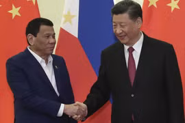 "Thân Trung Quốc, xa Mỹ" và lời hứa 9 tỷ USD của Bắc Kinh: Kinh tế Philippines "được" gì sau 4 năm?