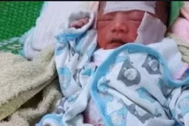 Trẻ sơ sinh bị bỏ cả ngày giữa nắng nóng, không mảnh vải che thân