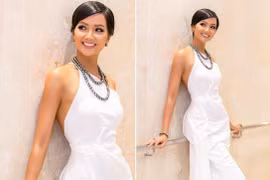 Hoa hậu H'hen Niê đọ dáng cùng hội bạn thân