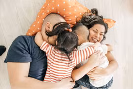 Lợi ích từ cái ôm của cha mẹ dành cho con