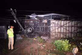 Bình Phước: Xe giường nằm lật ngang trong đêm hàng chục người bị thương