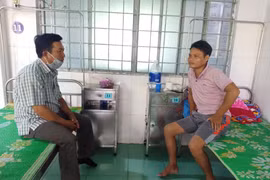 Lãnh đạo huyện Ia Pa thăm, tặng quà kiểm lâm viên bị đâm khi làm nhiệm vụ