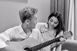 Thủ môn Bùi Tiến Dũng công khai bạn gái Tây vào ngày đặc biệt