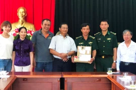Tặng quà cán bộ, chiến sĩ Biên phòng và người dân xã Ia Nan