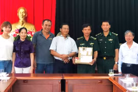 Tặng quà cán bộ, chiến sĩ Biên phòng và người dân xã Ia Nan