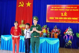 Đồn Biên phòng Cửa khẩu Quốc tế Lệ Thanh nhận 1 học sinh làm "con nuôi"