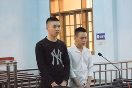 Gia Lai: Đâm người trong quán nhậu, 2 thanh niên lãnh án 19 năm tù