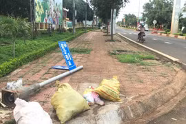 Chư Sê: Trụ gắn bảng tên đường bị ngã đổ