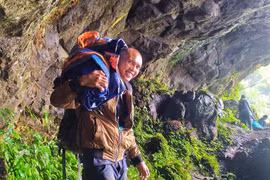 "Tay ngang" làm du lịch