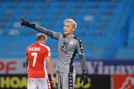 Bùi Tiến Dũng có mắc sai lầm trong pha ghi bàn của Văn Quyết?