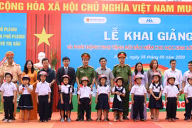 Trao tặng 250 mũ bảo hiểm cho học sinh lớp 1 ở Pleiku