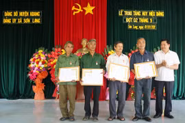 Kbang: 25 đảng viên được trao tặng Huy hiệu Đảng