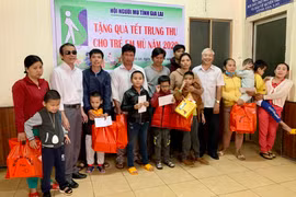 Tặng quà Trung thu cho 81 trẻ em mù