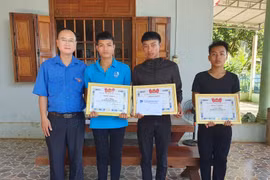 Tỉnh Đoàn Gia Lai tặng bằng khen cho 4 thanh niên dũng cảm cứu người đuối nước