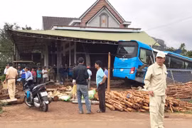 Xe chở công nhân Công ty Thủy điện Ia Ly mất lái lao vào nhà dân