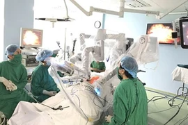 Từ cây kim chênh lệch giá 700% đến con robot "bóp cổ" bệnh nhân