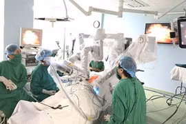 Từ cây kim chênh lệch giá 700% đến con robot "bóp cổ" bệnh nhân