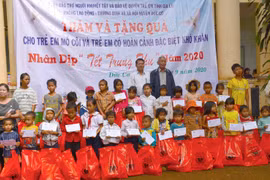 Tặng quà trẻ mồ côi, có hoàn cảnh đặc biệt khó khăn xã Ia Lang