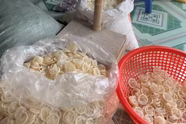 Lời khai bất ngờ của người phụ nữ 8X gom gần 4 tạ bao cao su đã sử dụng về tái chế ở phòng trọ