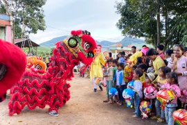 Mang Trung thu đến sớm với trẻ em nghèo trên đỉnh Đê Kôn