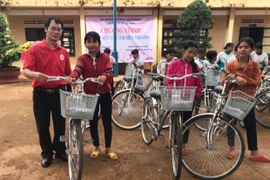 Tặng 50 chiếc xe đạp và 100 phần quà cho học sinh nghèo vượt khó huyện Đức Cơ