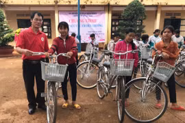 Tặng 50 chiếc xe đạp và 100 phần quà cho học sinh nghèo vượt khó huyện Đức Cơ