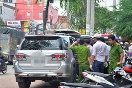 Đôi nam nữ tử vong bất thường trong ôtô đang nổ máy