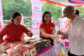 Mang Yang: 300 người mua sắm miễn phí tại "Chợ nhân đạo"