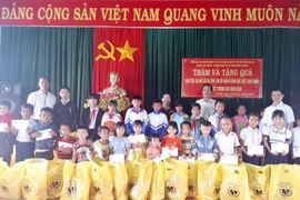 Tặng quà trẻ mồ côi, có hoàn cảnh đặc biệt khó khăn xã Ia Bă