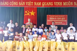 Tặng quà trẻ mồ côi, có hoàn cảnh đặc biệt khó khăn xã Ia Bă