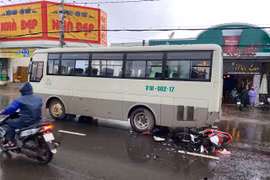 Tông vào xe đưa đón học sinh, 2 cha con thương vong