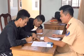 Đak Pơ: Vừa chạy xe máy vừa tắm, 1 thanh niên bị phạt 750 ngàn đồng