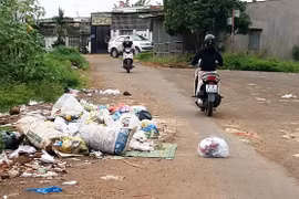 Pleiku: Rác tràn lan trên đường Lý Chính Thắng