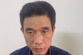 "Cò" máu lừa đảo bệnh nhân trước cổng Bệnh viện Việt Đức