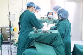 Kon Tum: Cắt bỏ khối u buồng trứng nặng... 18 kg