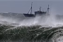 Một cơn bão sắp xuất hiện trên Biển Đông, hướng về đất liền nước ta