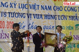 Lễ đón nhận Bằng kỷ lục quốc gia cho Công trình tượng Quốc Tổ và 18 tượng Vua Hùng tại Công viên Đồng Xanh