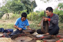 Đôi bạn chỉnh chiêng