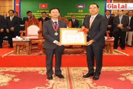 Chính phủ Vương quốc Campuchia tặng Huân chương Hữu nghị cho lãnh đạo tỉnh ta
