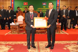 Lãnh đạo tỉnh nhận Huân chương Hữu nghị của Chính phủ Vương quốc Campuchia