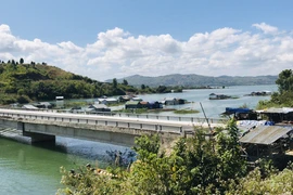 Làng chài trên núi ngóng tết đồng bằng