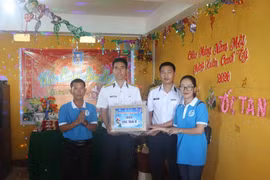 Chúc Tết cán bộ, chiến sĩ đảo Tốc Tan B