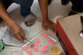 Bắt "phi công" giúp người tình lớn tuổi thực hiện hành vi phạm pháp