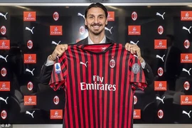 Zlatan Ibrahimovic chính thức trở lại AC Milan sau 8 năm xa cách