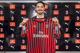 Zlatan Ibrahimovic chính thức trở lại AC Milan sau 8 năm xa cách