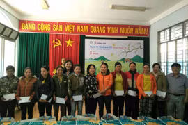 Gia Lai: Tặng quà 87 cô đỡ thôn bản tiêu biểu