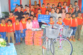 Ca sĩ Thư Kỳ thăm và tặng quà trẻ mồ côi