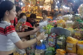 Mứt Trung Quốc 'đội lốt' hàng Việt