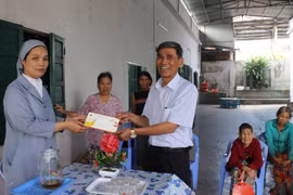 Tặng quà Tết cho các đối tượng bảo trợ xã hội